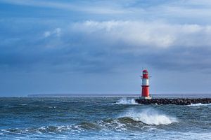 Mole an der Ostseeküste in Warnemünde während des Sturmes Zey