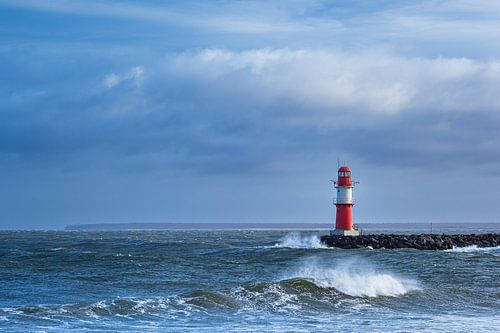 Pier aan de Oostzeekust in Warnemünde tijdens de storm Zey