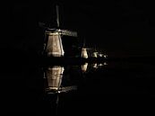 Beleuchtete Windmühlen in der schwarzen Nacht von iPics Photography Miniaturansicht