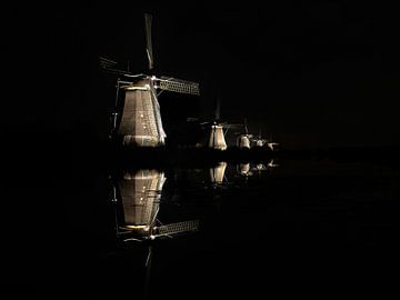 Beleuchtete Windmühlen in der schwarzen Nacht