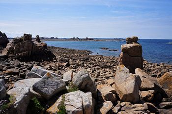 Formation rocheuse spécial dans l’amour avec un couple à la côte de granit rose Bretagne