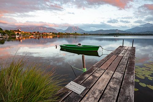 Hopfensee met steiger en roeiboot