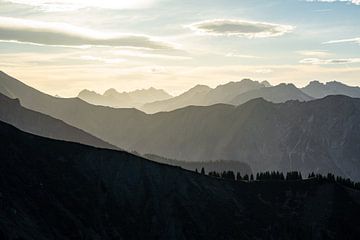 Silhouet van de Allgäuer Hoge Alpen van Leo Schindzielorz