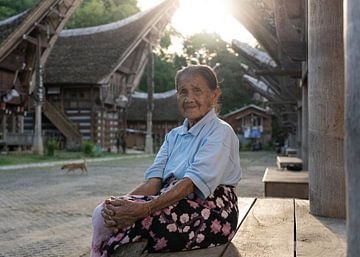 Oudere vrouw in het traditionele dorp Ke'te Kesu' van Anges van der Logt