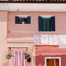 Kleurrijk Venetië | Roze huis op Burano eiland Italië | Vrolijke vakantie sfeer wall art print van Milou van Ham