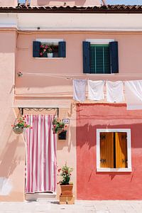 Venise colorée, maison rose sur l'île de Burano, Italie, atmosphère de vacances joyeuses, tableau mu sur Milou van Ham