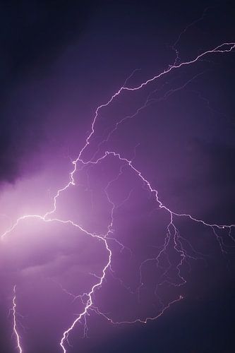 Bliksem in de donkere nachtelijke hemel