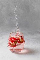 Éclaboussures de fraises dans un verre