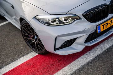 Neus van de BMW M2 op het circuit van Assen