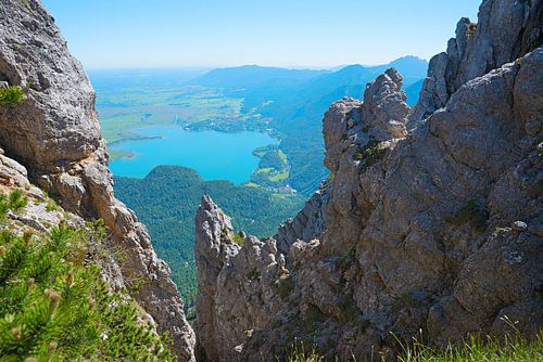 Geweldig uitzicht op rotsen en de Koc vanaf het bergkampad bij Herzogstand