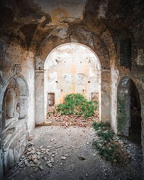 Église abandonnée en décrépitude.