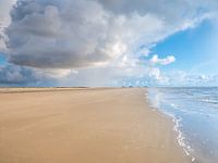 Wolkenpartij op het strand aan de Noordzee