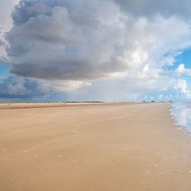 Wolkenpartij op het strand aan de Noordzee van Animaflora PicsStock