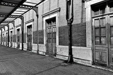 Hall de quai extérieur abandonné à Cadix - monochrome sur Silva Wischeropp