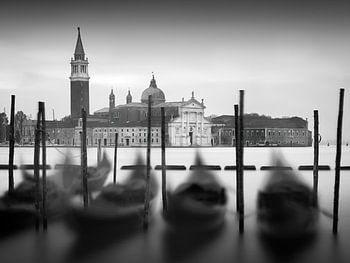 Venezianische Gondeln mit Blick auf die Kirche von San Giorgio Maggiore