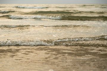 vagues de la mer aux reflets dorés sur Ameland sur Karijn | Fine art Natuur en Reis Fotografie
