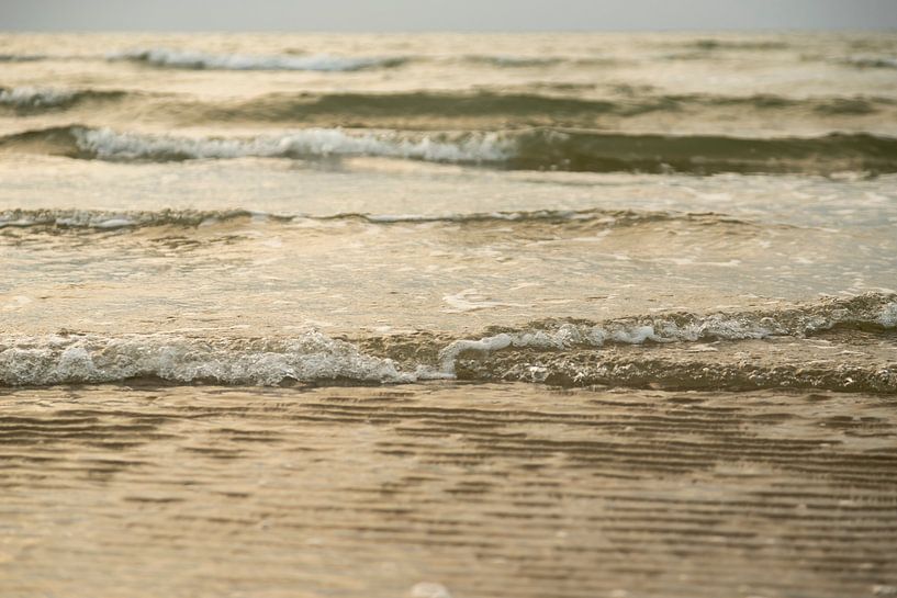 gouden gloed zee golven op Ameland van Karijn | Fine art Natuur en Reis Fotografie