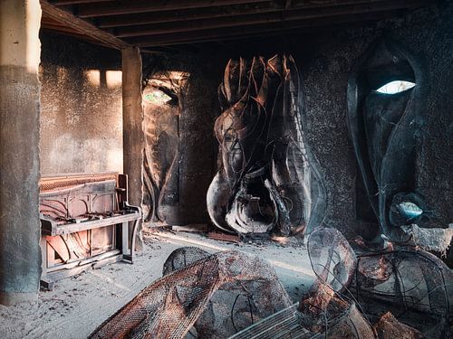 Piano in Abandoned House in Ireland. by Roman Robroek - Photos of Abandoned Buildings