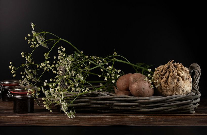 Nature morte : céleri-rave, pommes de terre et fleurs d'anis sauvage par Gaby Hendriksz