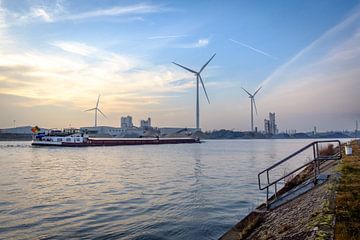 Bateau pousseur sur le canal Albert