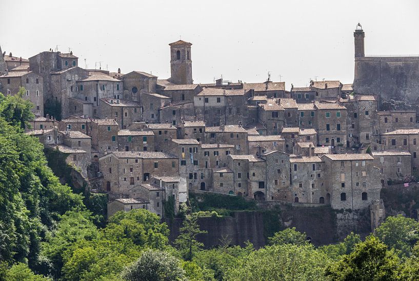 Uitzicht op Sorano, Toscane von Ed de Cock