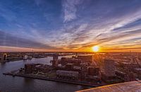 Stadsgezicht van Rotterdam bij zonsondergang vanaf de Euromast