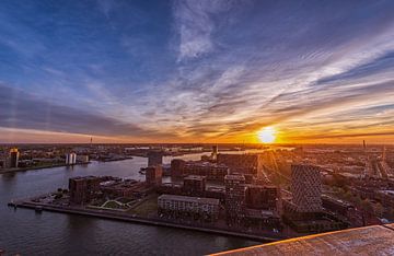 Stadsgezicht van Rotterdam bij zonsondergang vanaf de Euromast van Gea Gaetani d'Aragona