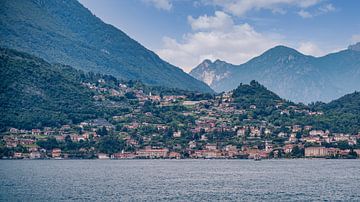 Uitzicht op Varenna aan het Comomeer van Andreas Völkel