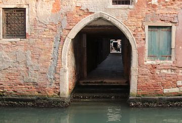 Eingang zu....in Venedig. von Jan Katuin