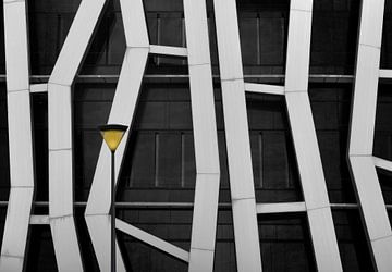 Architectuurfoto van gevel  met straatverlichting in Vitoria-Gasteiz, Spanje van Wim Schuurmans