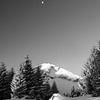 Schwarz-weiß Mond über Berg Iseler im Tannheimer Tal mit frischem Schnee von Daniel Pahmeier