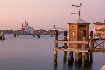 Gezicht op de kerk Il Redentore vanaf de Fondamenta Zattere Ai Saloni van t.ART