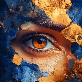 Beschilderd gezicht met bladgoud en verfschilfers. Abstract portret. van Jan Bechtum