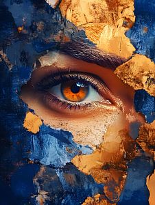 Visage peint avec des feuilles d'or et des paillettes de peinture. Portrait abstrait.