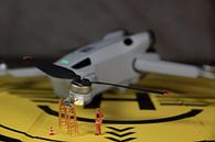 man die de werking van de lichten van een drone controleert van ChrisWillemsen thumbnail