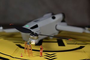 Mann überprüft die Funktion der Lichter einer Drohne