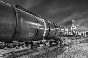 Nacht a rencontré treinwagon en scène olieraffinaderij op de achtergrond, Antwerpen sur Tony Vingerhoets