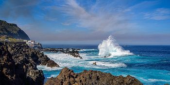 Beukende golven in Porto Moniz op Madeira.
