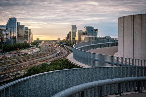Uitkijken over Amstedam de zuidas met wolken en verkeer in noordholland
