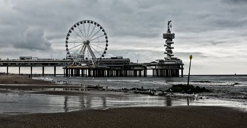 pier scheveningen 2016 met reuzenrad in kleur van Groothuizen Foto Art