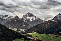 Vue sur la vallée et les Dolomites en Italy.