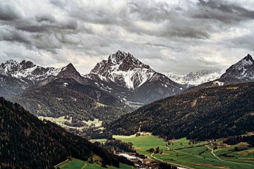 Zicht op de Dolomieten en het dal. van Ineke Mighorst