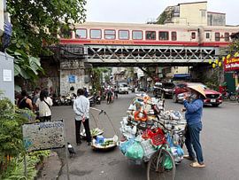 Straßenleben unter dem Zug in Hanoi von Vincent Dekker