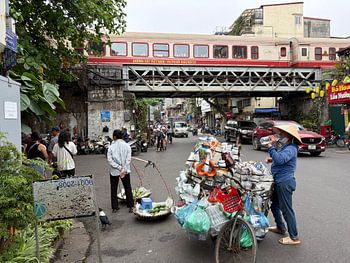 Straßenleben unter dem Zug in Hanoi