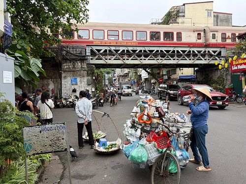 Straßenleben unter dem Zug in Hanoi von Vincent Dekker