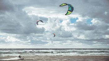 Kitesurfers in de branding van de Noordzee, Castricum aan Zee, Nederland.