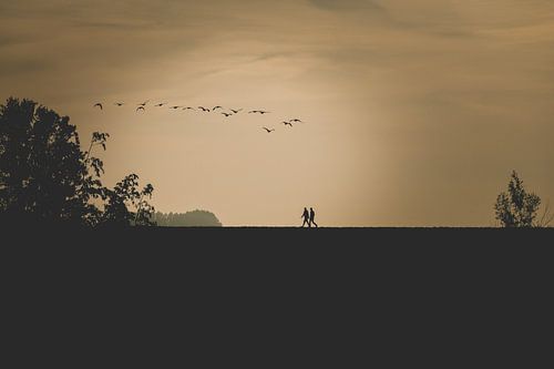 Wandelaars bij zonsopkomst