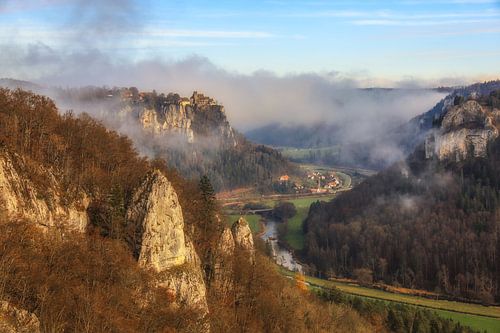 Uitzicht op kasteel Werenwag en de Donauvallei gemeenschap van Langenbrunn vanaf Eichfelsen - Boven-Donau Natuurpark