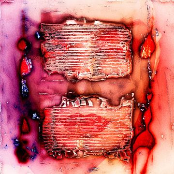 Rode lippen achter metalen strepen van Gabi Hampe
