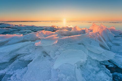 Kruiend ijs aan het Markermeer tijdens de zonsopkomst